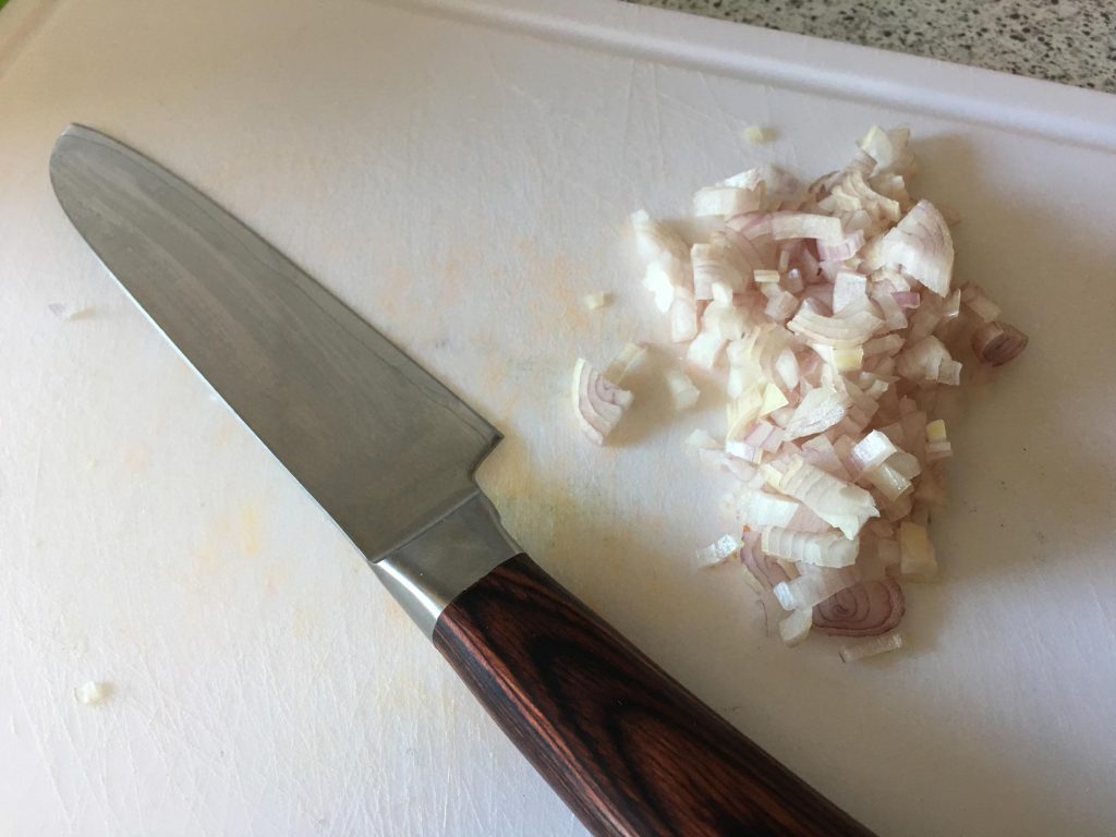 Zwiebeln schneiden Damastmesser