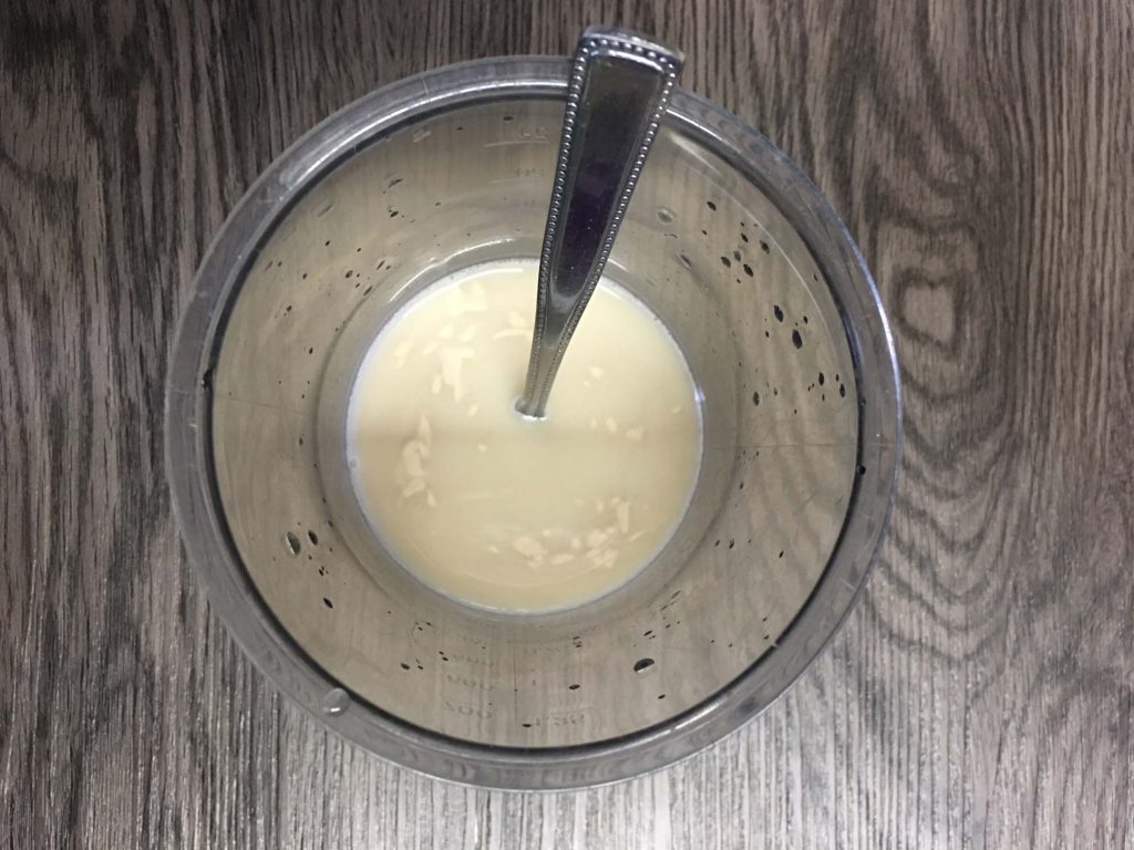 Hefewürfel und Zucker auflösen