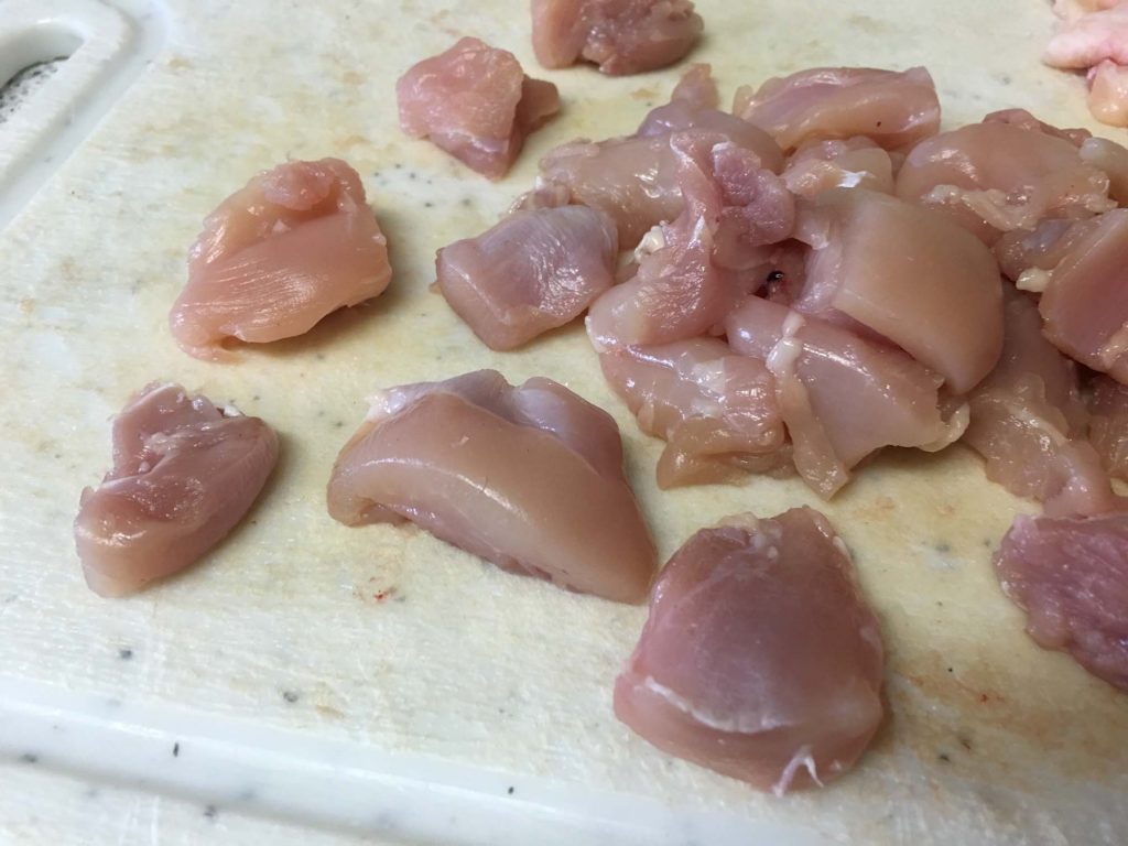 Hähnchen in Stücke schneiden