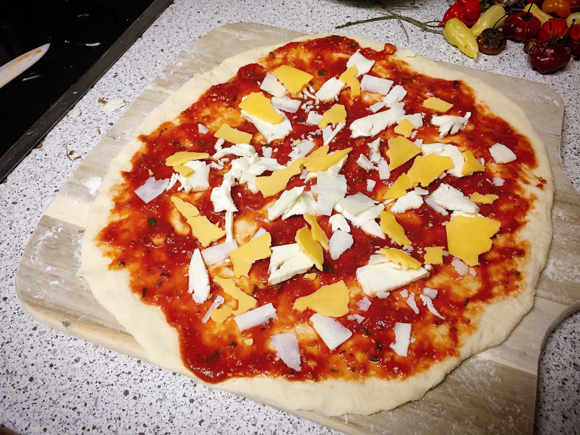 Käse Salami Pizza mit Mozzarella und Cheddar | Rezept Käse Salami Pizza mit Mozzarella und Cheddar | Rezept