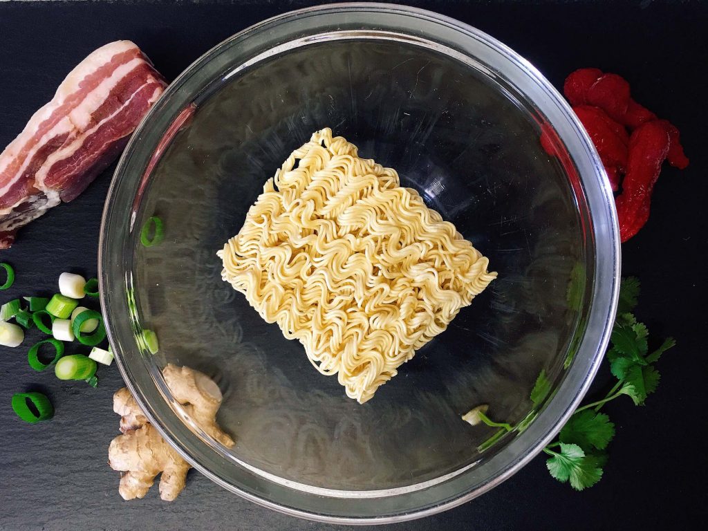 Nudeln in die Schüssel legen