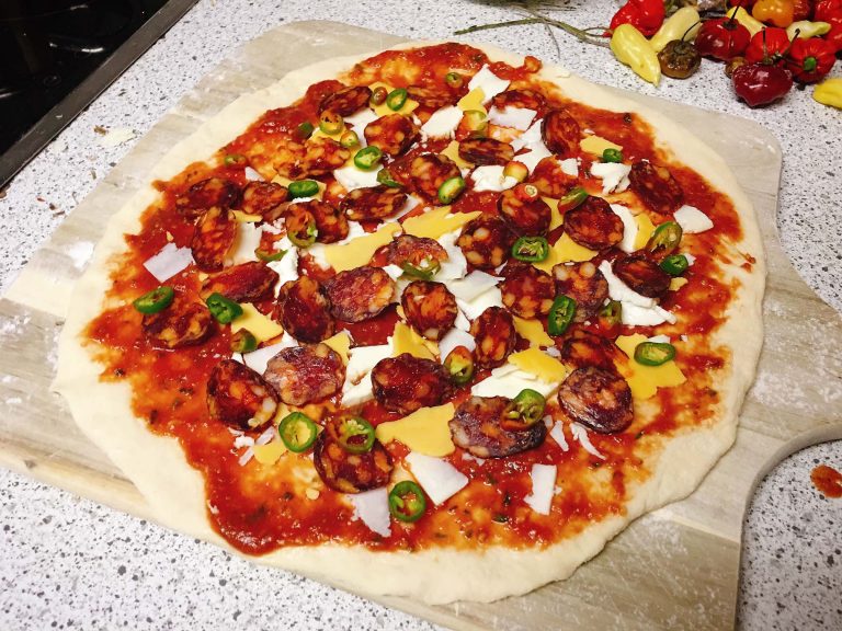 Käse Salami Pizza mit Mozzarella und Cheddar Rezept