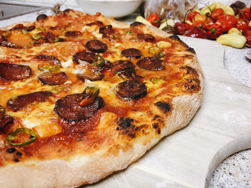 Pizza mit Cheddar und Mozzarela