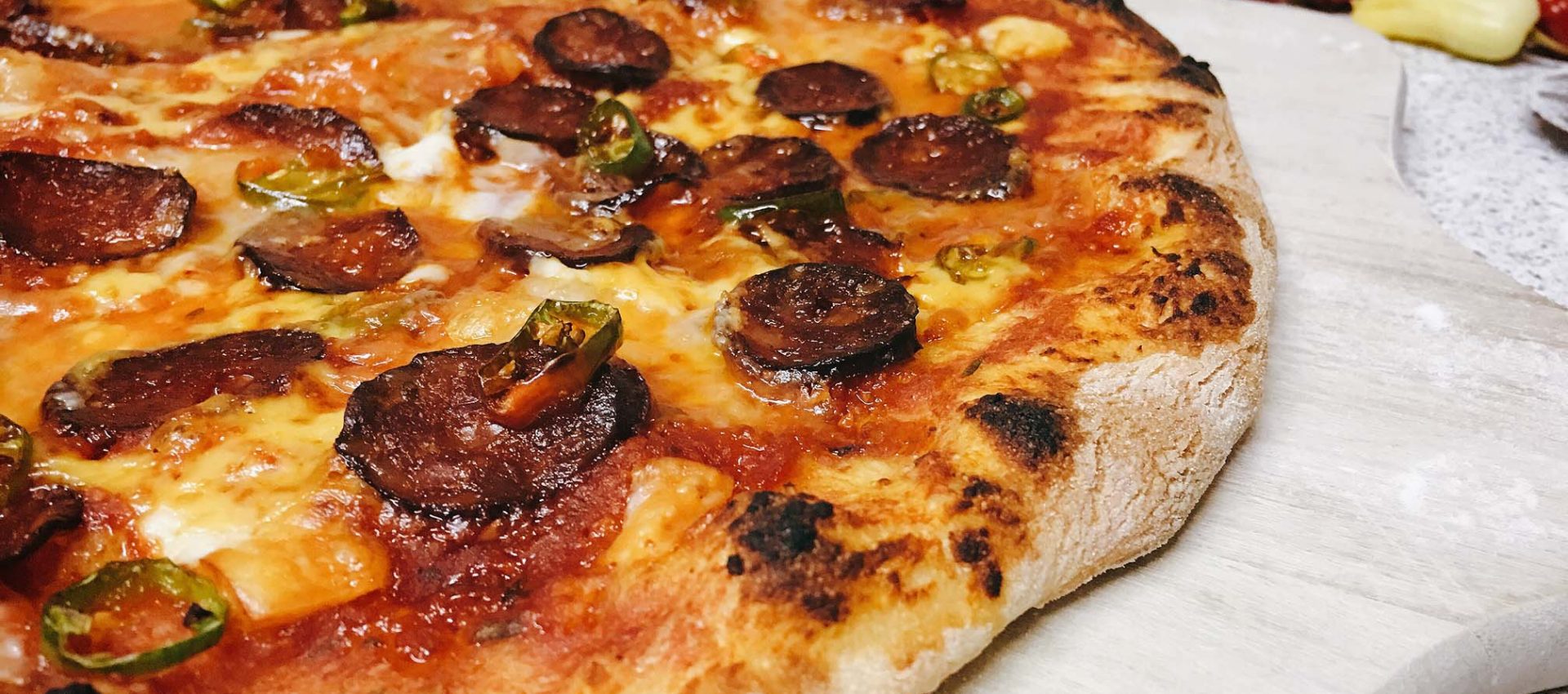 Pizza mit Cheddar und Mozzarela