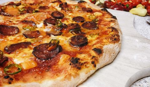 Pizza mit Cheddar und Mozzarela