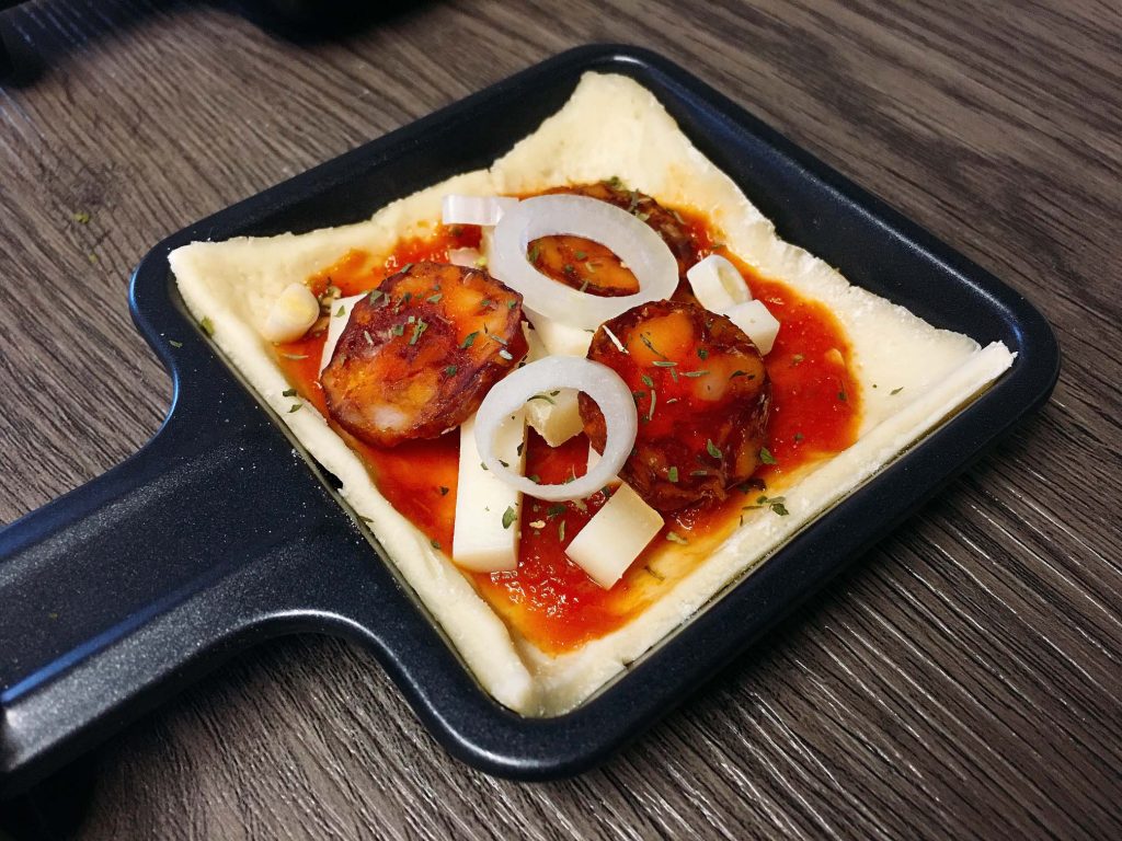 Salami Pizza vom Raclette