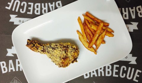 Sriracha Hähnchenschlegel mit Tortilla-Knusperkruste