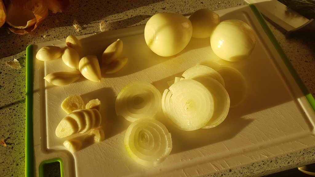 Zwiebeln-und-Knoblauch-grob-schneiden