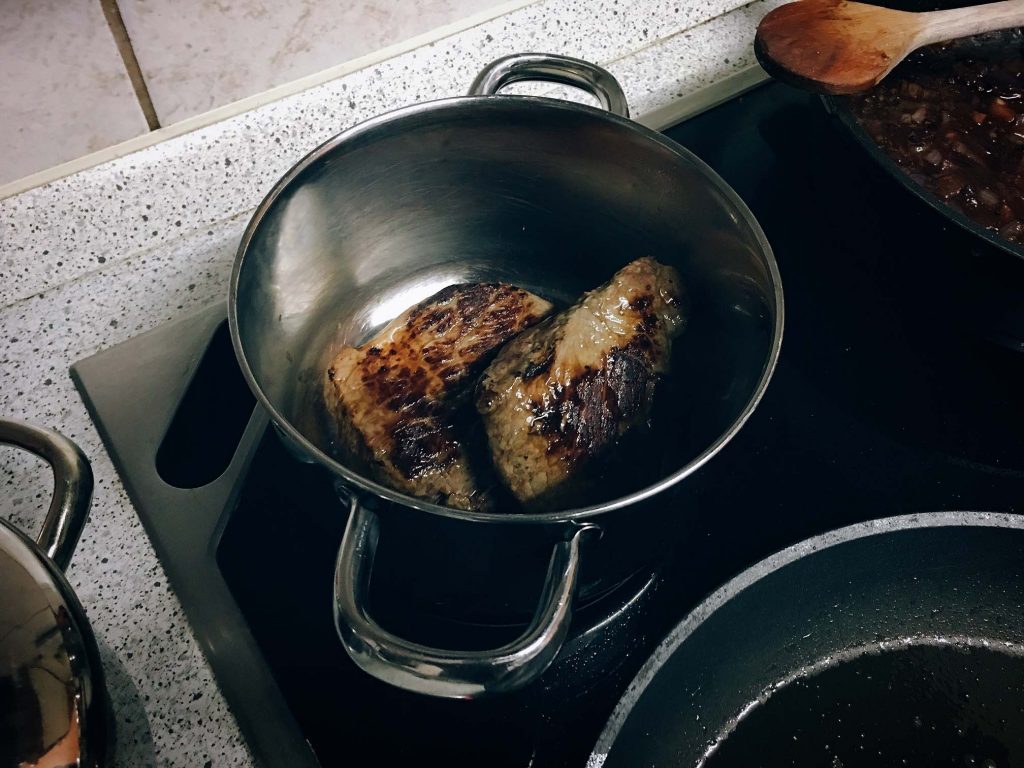 Steaks im Topf ziehen lassen