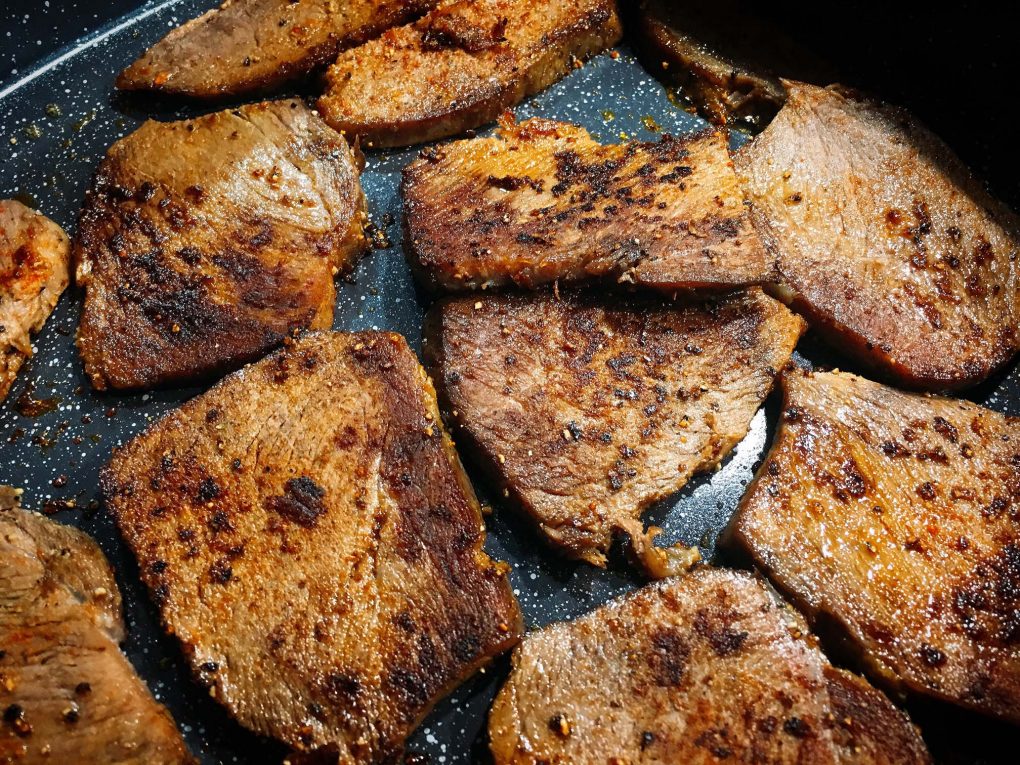 Zwiebelfleisch anbraten