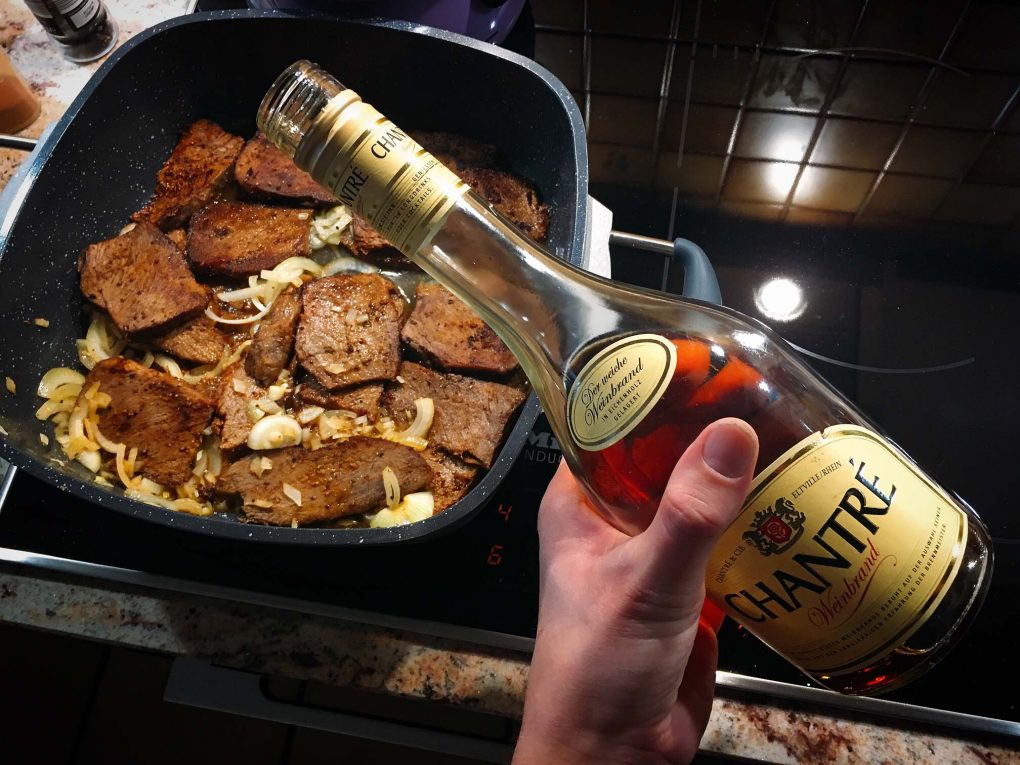 Zwiebelfleisch in der Pfanne