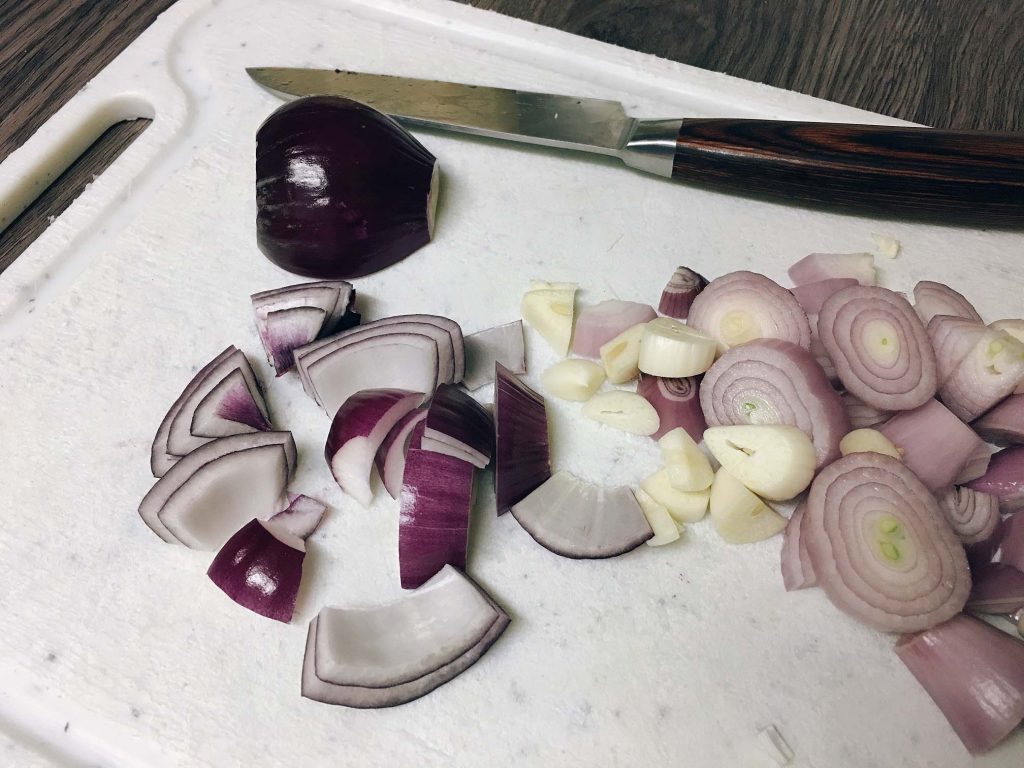 Zwiebeln und Knoblauch schneiden