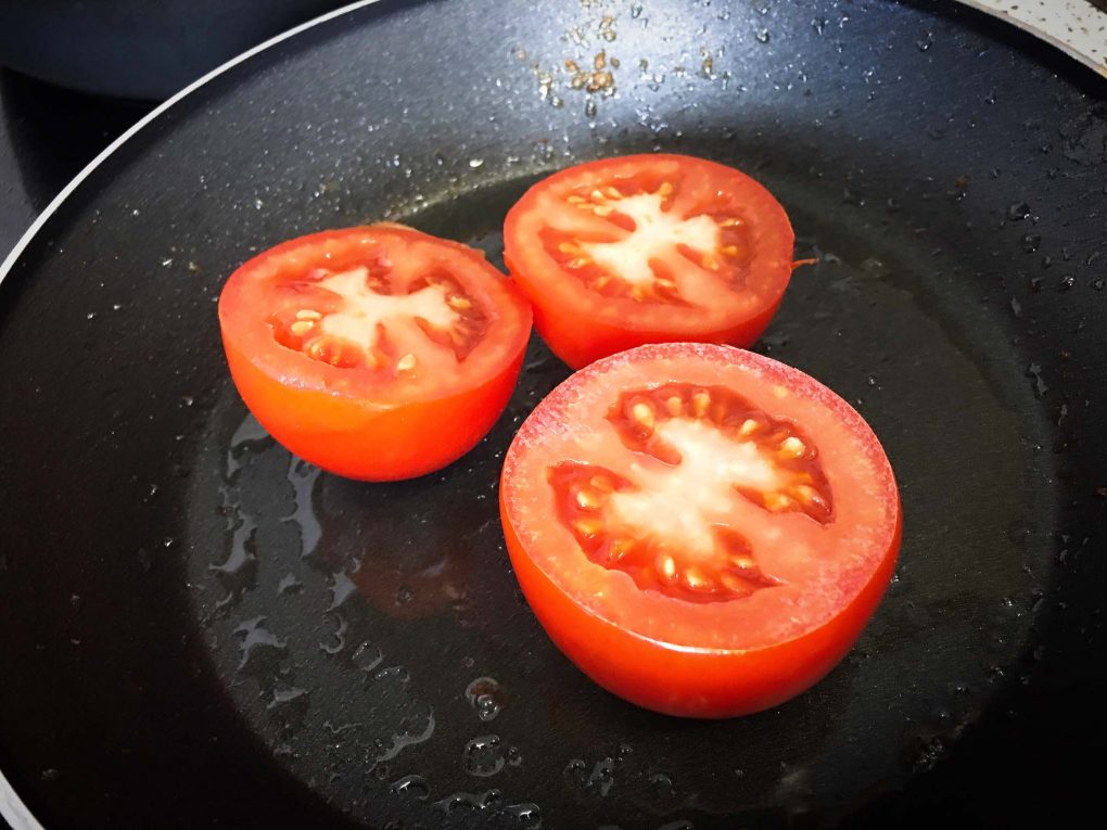 Tomaten in der Pfanne braten