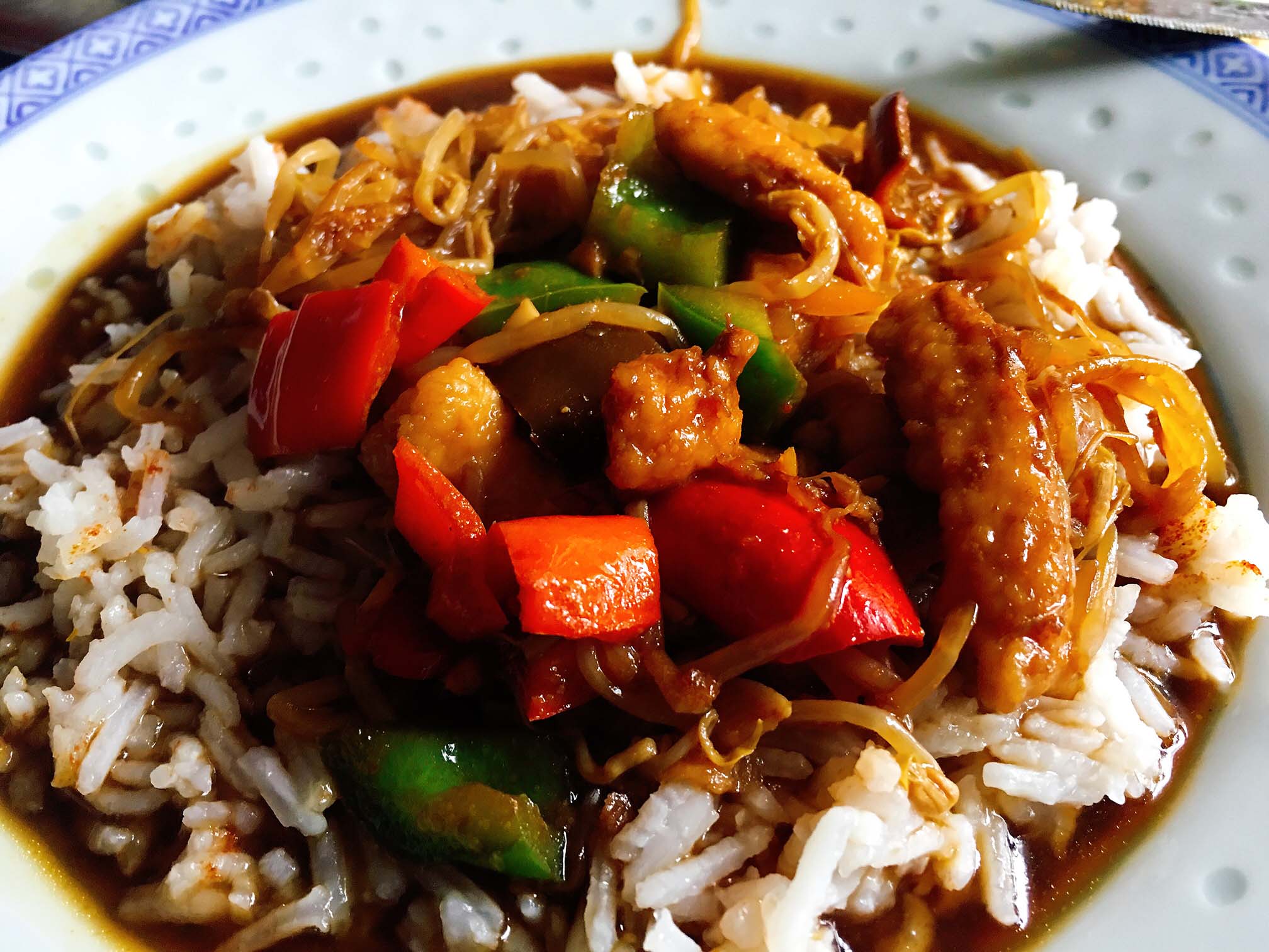 Asiatische Wok Pfanne mit Hähnchen und Gemüse Rezept | Chilirezept.de