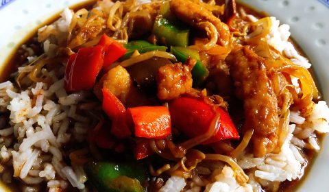 Asiatische Wok Pfanne mit Hähnchen und Gemüse