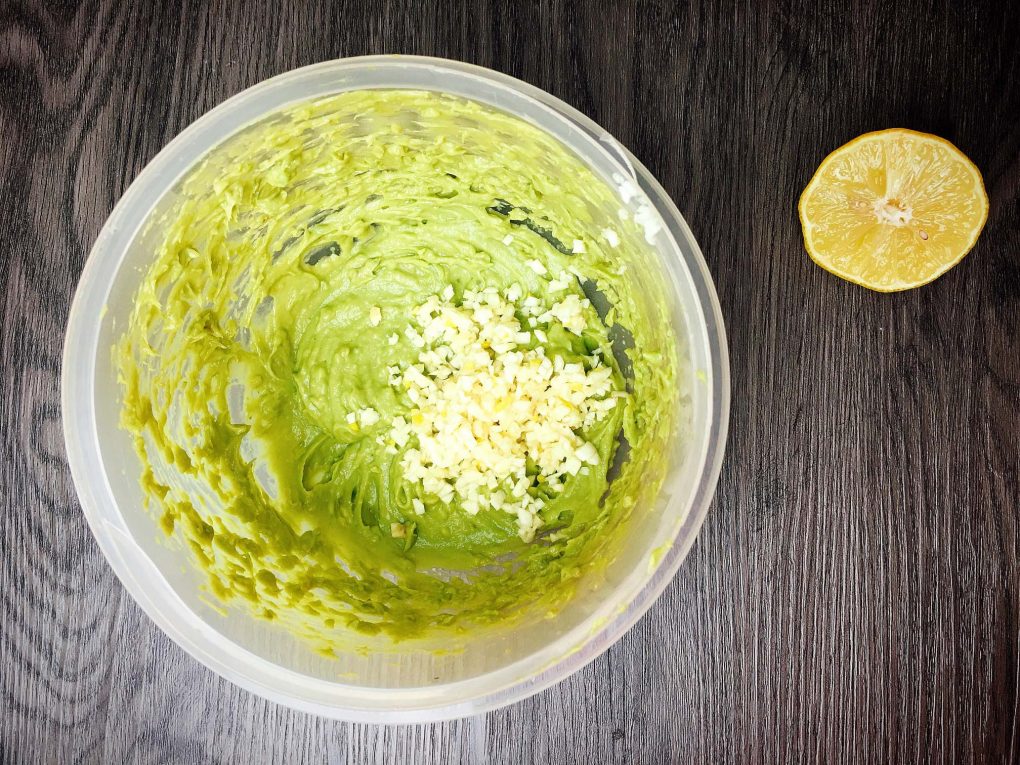 Vollkorn Pasta mit Avocado Pesto und Basilikum | Rezept