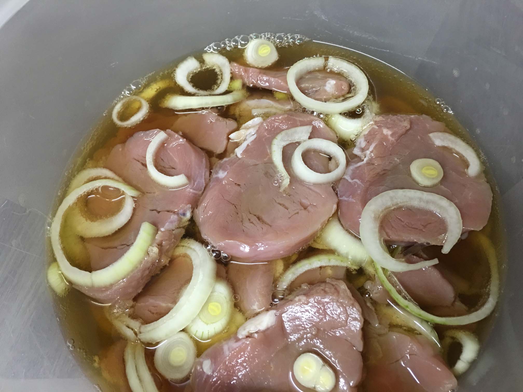 Einfache Bier Marinade für Schweinefleisch vom Raclette | Rezept