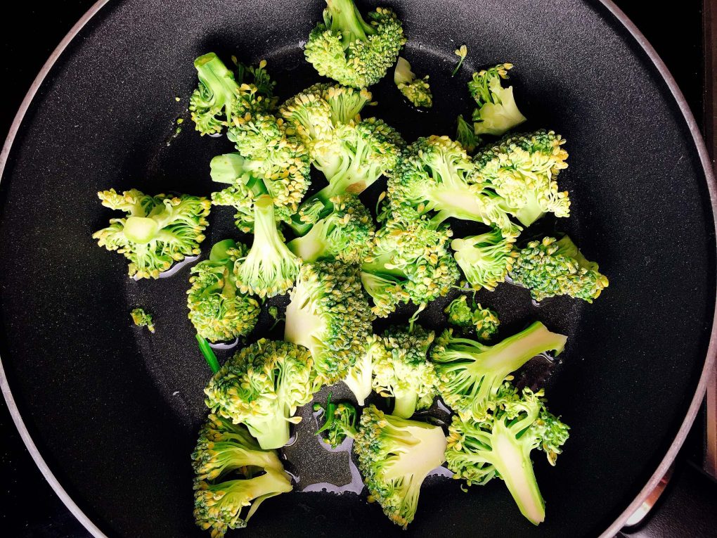 Brokkoli Gemüse aus der Pfanne