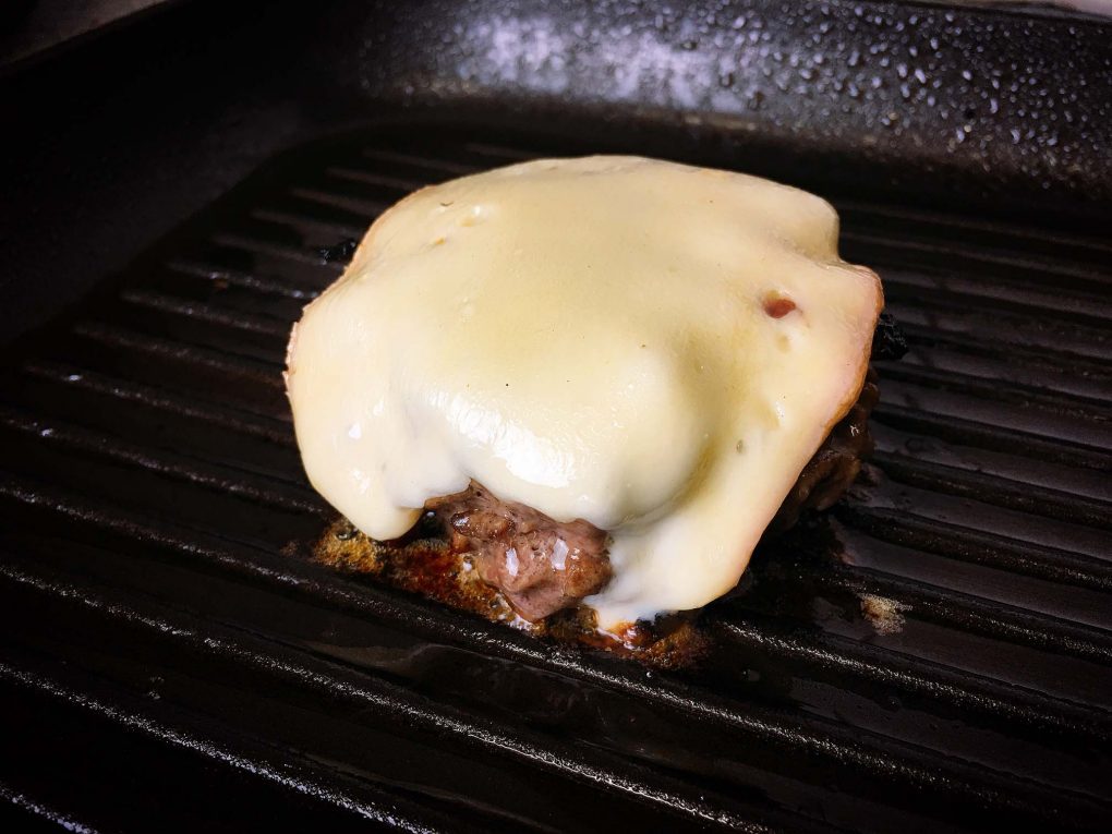 Burger mit Käse überbacken