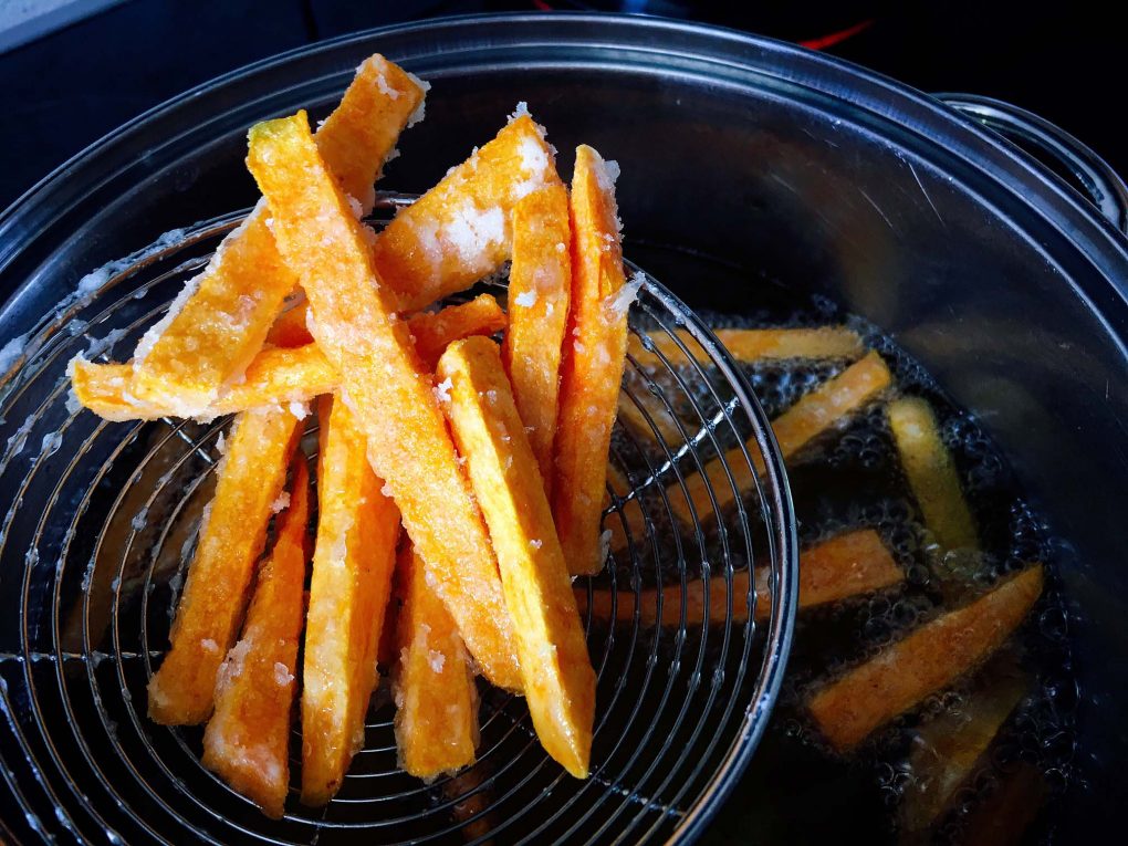 Frittierte Süßkartoffel Pommes