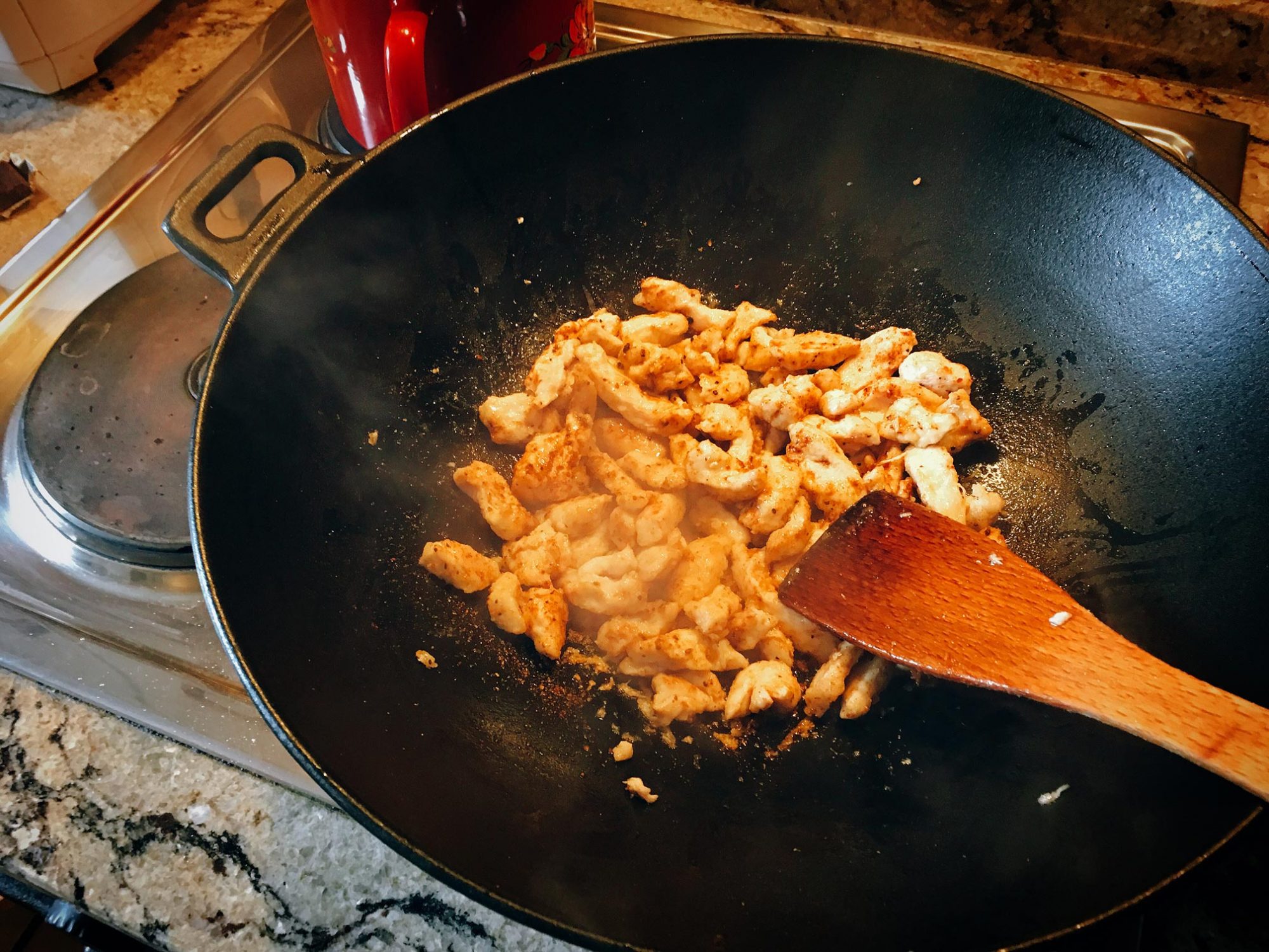 Asiatische Wok Pfanne mit Hähnchen und Gemüse Rezept ...