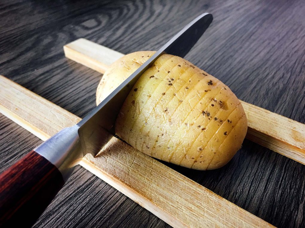 Hasselback Kartoffeln einschneiden
