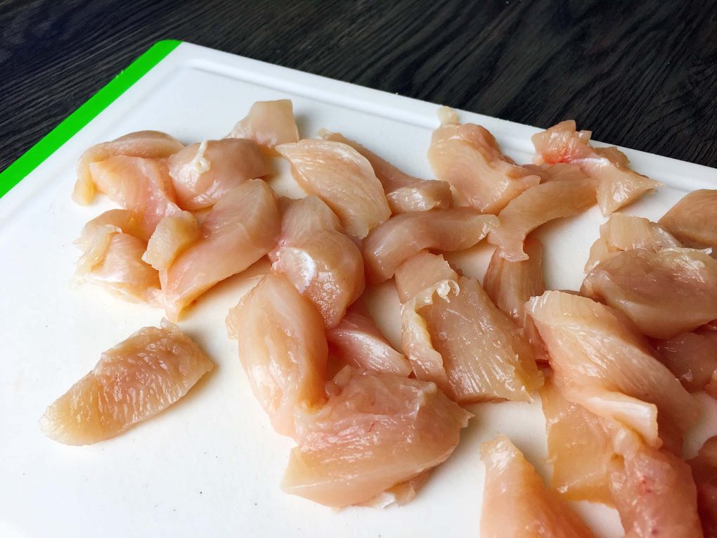 Hähnchenbruststreifen schneiden