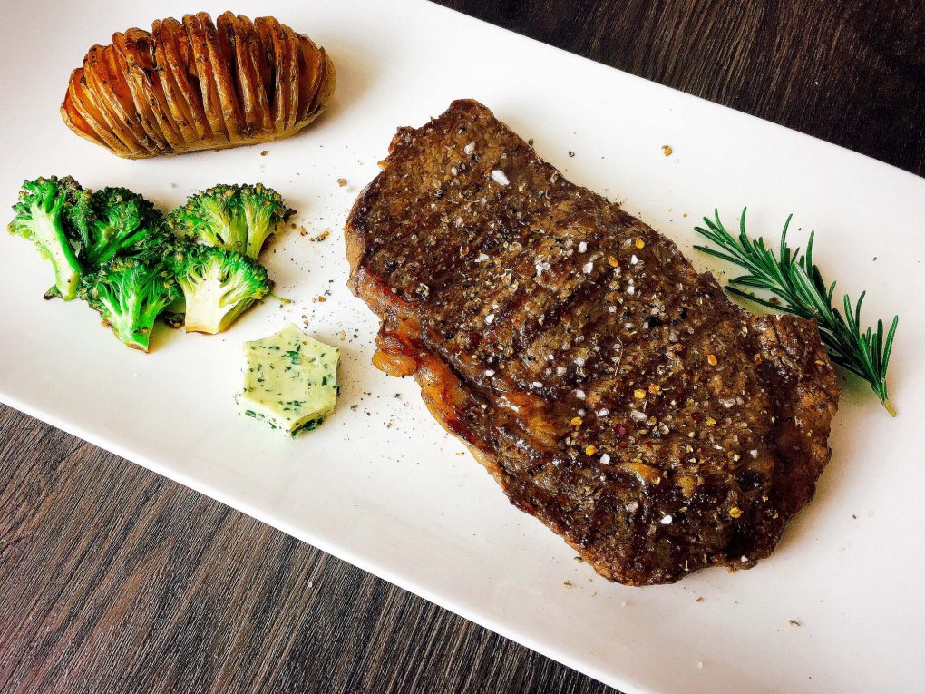 Rindersteak mit Hasselback Kartoffeln und Brokkoli | Rezept