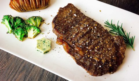 Rindersteak mit Hasselback Kartoffeln und Brokkoli