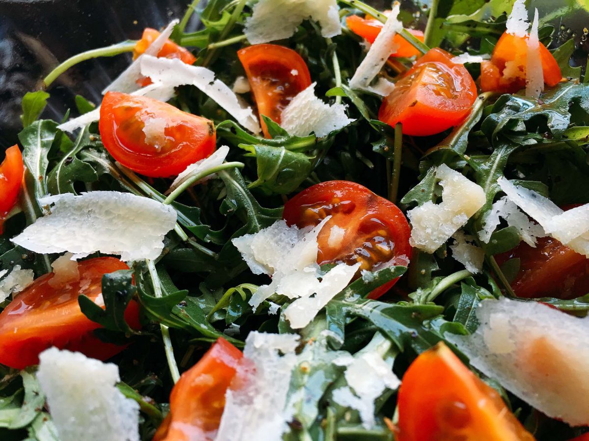 Rucola Salat mit Parmesan und Tomaten Rezept | Chilirezept.de