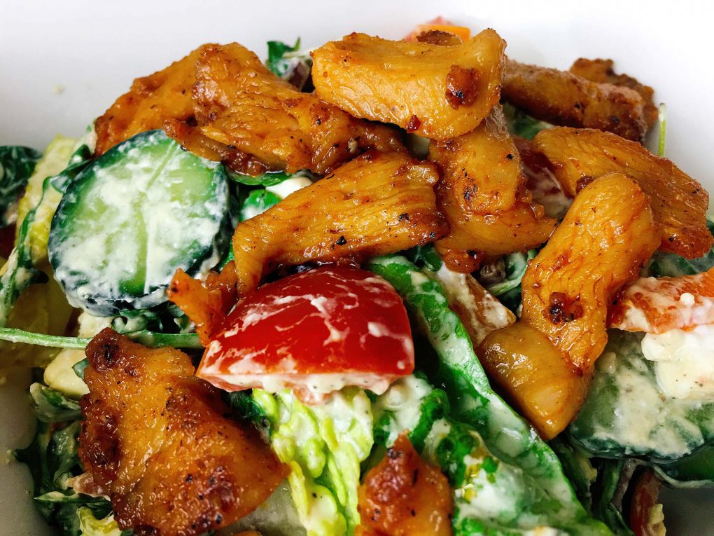 Salat mit Hähnchenbruststreifen