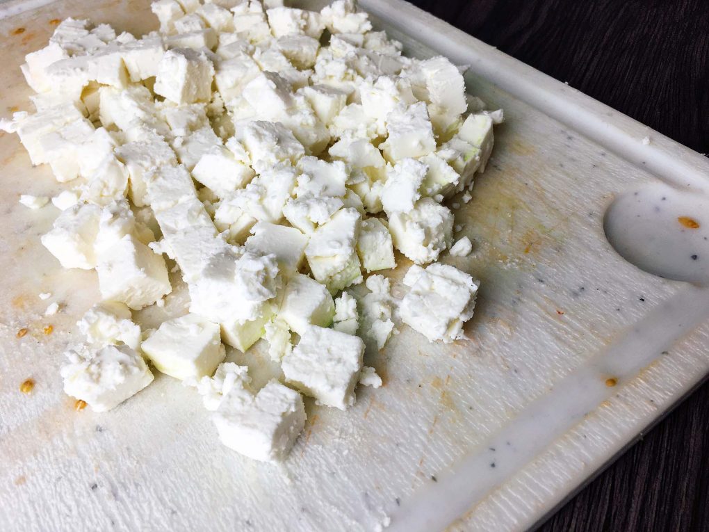 Schafskäse würfeln