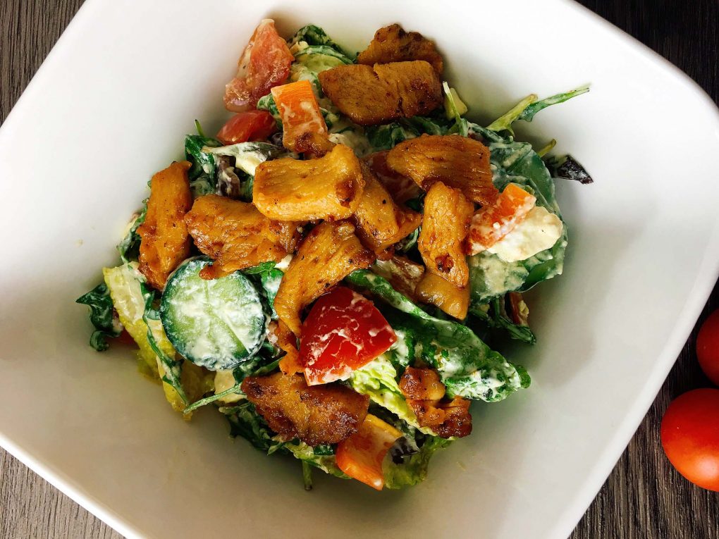 Sommersalat mit Hähnchenbruststreifen