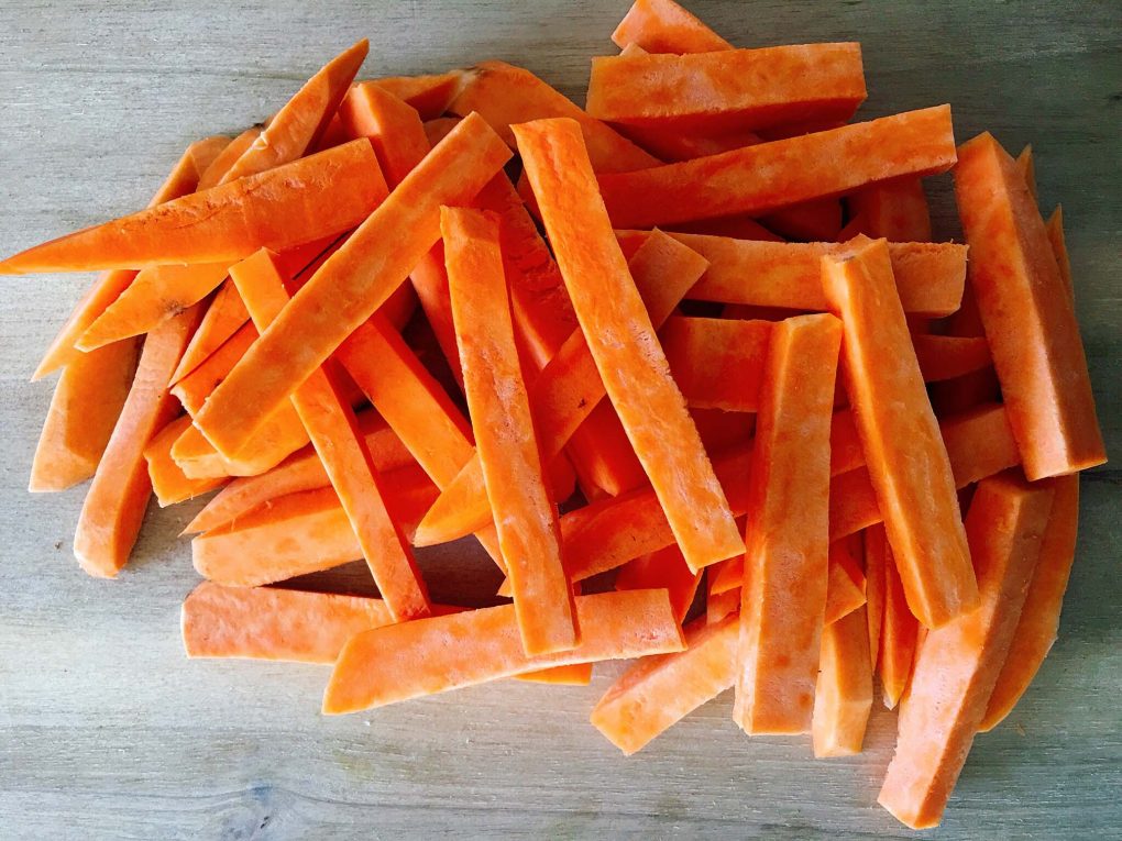 Süßkartoffel Pommes schneiden