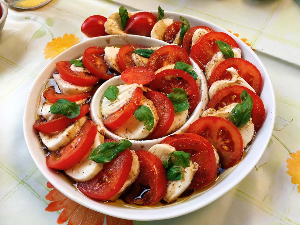 Tomaten Mozzarella Salat mit Basilikum