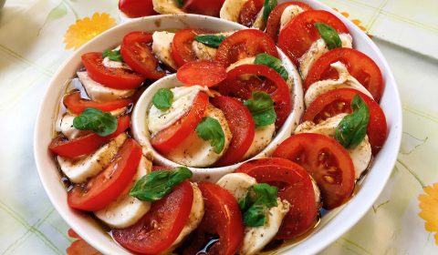 Tomaten Mozzarella Salat mit Basilikum