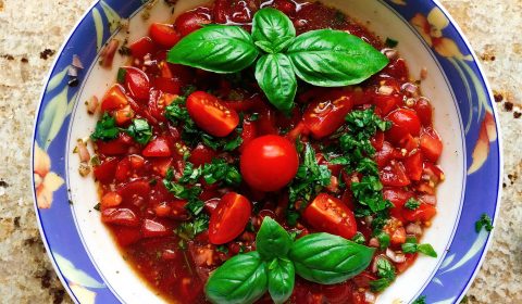 Tomatensalat mit Basilikum