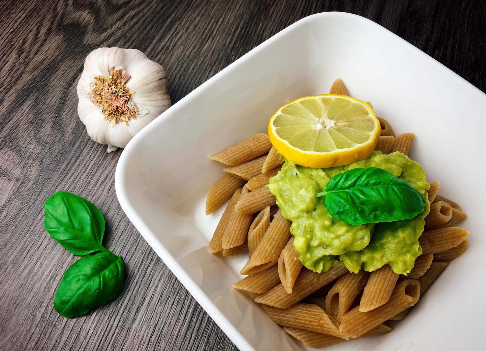 Vollkorn Pasta mit Avocado Pesto und Basilikum | Rezept