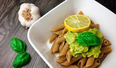 Vollkorn Pasta mit Avocado Pesto