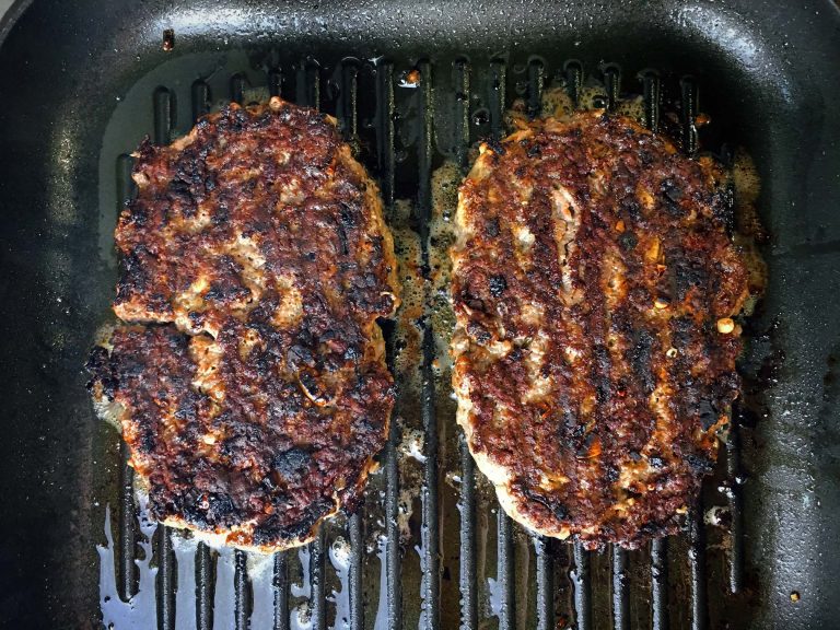 Bifteki Rezept | Griechisches Hacksteak mit Schafskäse