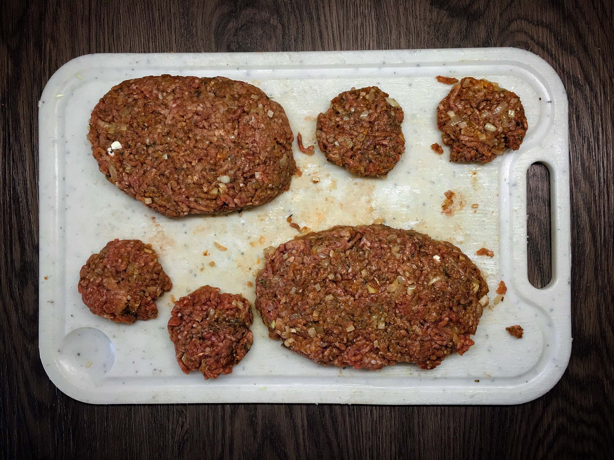 Bifteki Rezept | Griechisches Hacksteak mit Schafskäse Bifteki Rezept | Griechisches Hacksteak mit Schafskäse