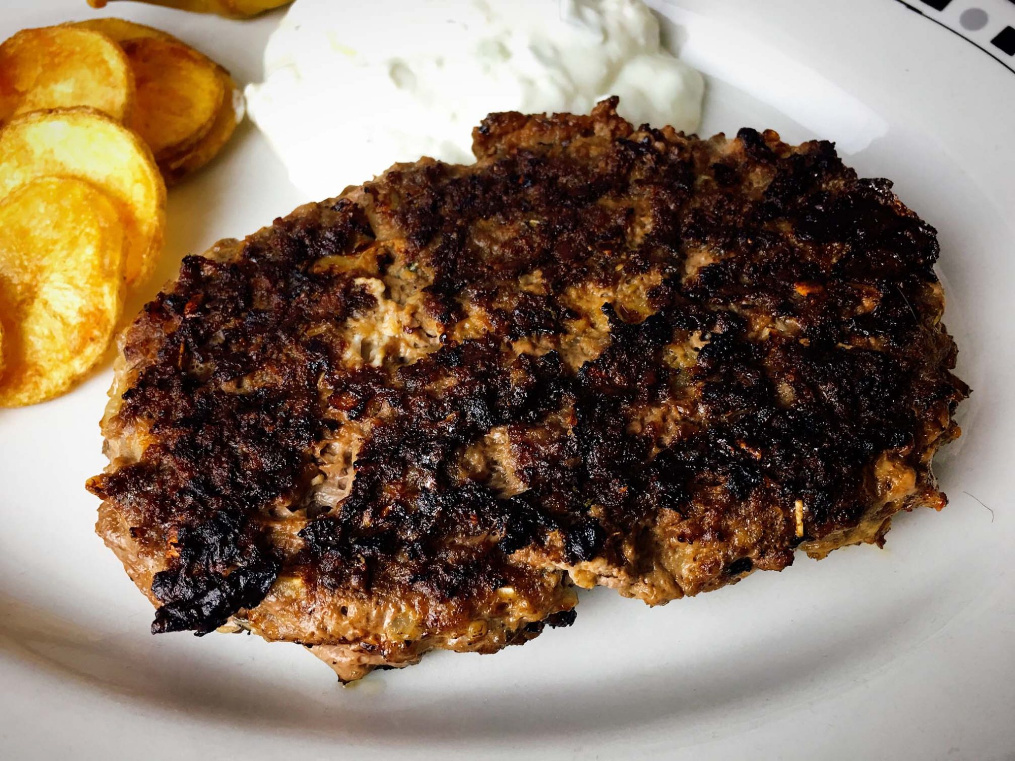 Bifteki Rezept | Griechisches Hacksteak mit Schafskäse Bifteki Rezept | Griechisches Hacksteak mit Schafskäse