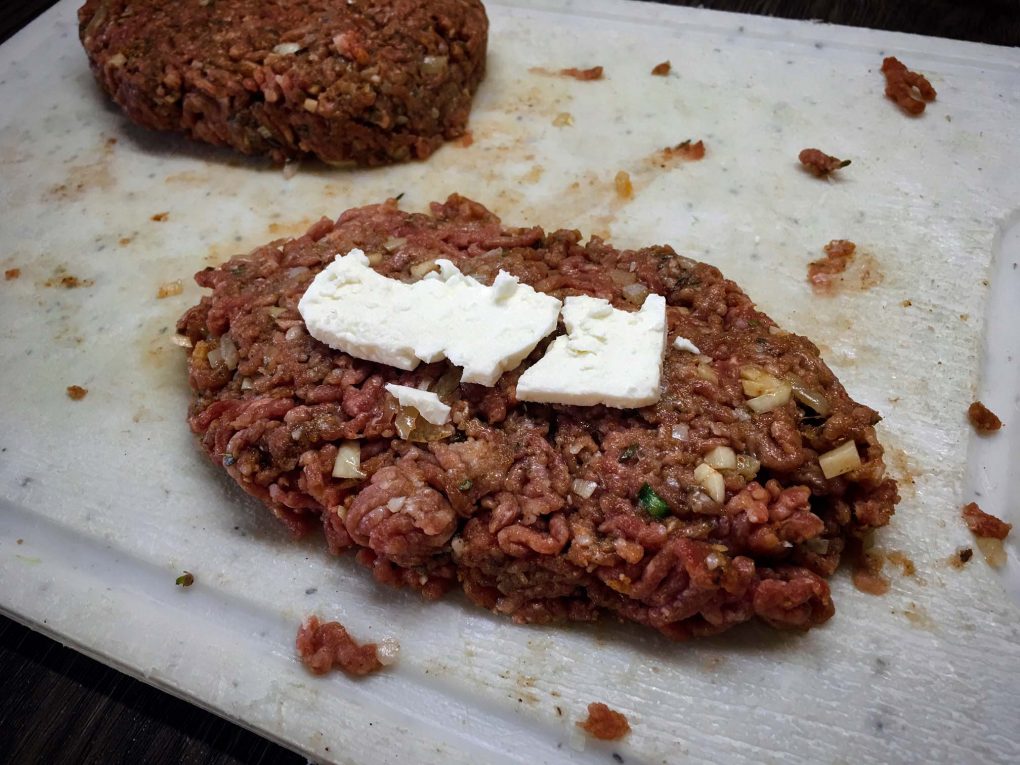 Bifteki Rezept | Griechisches Hacksteak mit Schafskäse