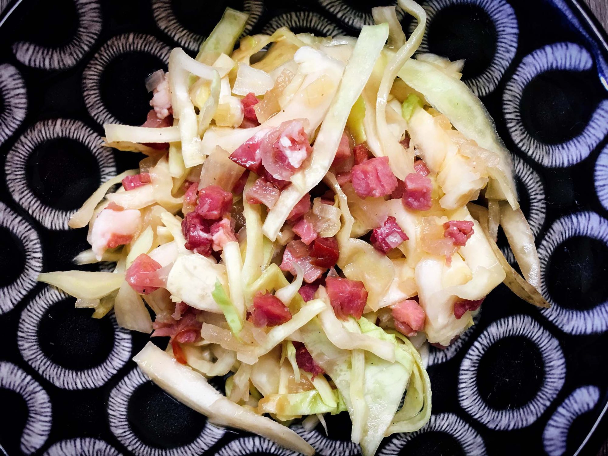 Bayrischer Krautsalat mit Speck | Rezept ohne Essig