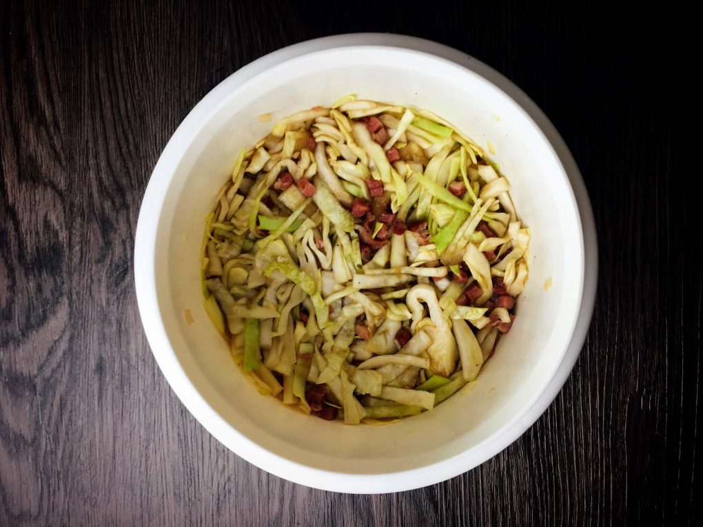 Bayrischer Krautsalat mit Speck | Rezept ohne Essig