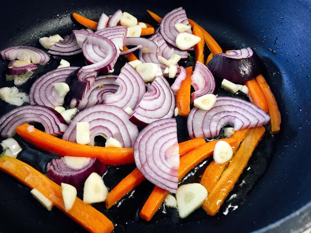 Möhren und Zwiebeln in der Pfanne