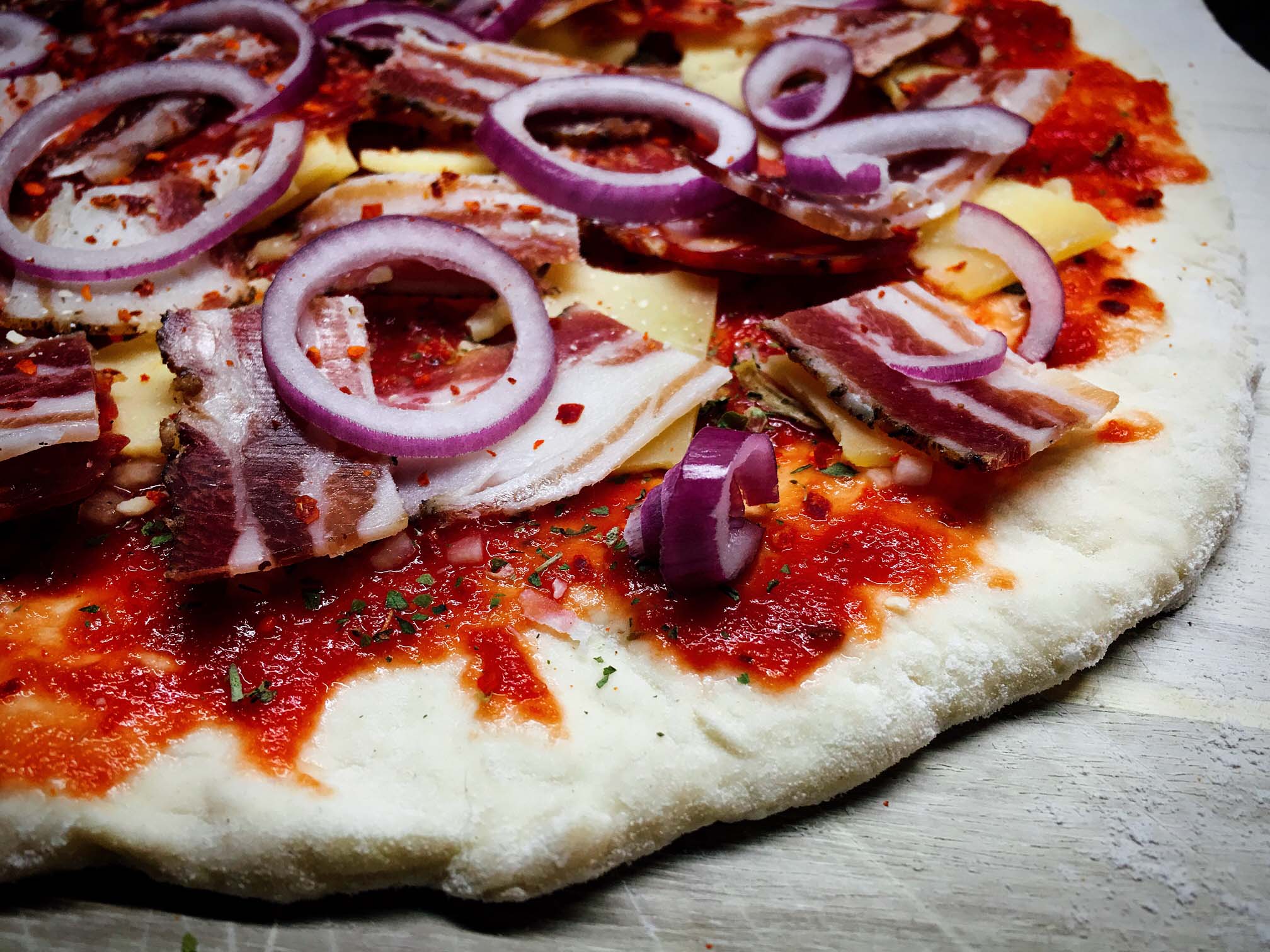 Pizza mit Speck und Zwiebeln Rezept | Pizza Rustica