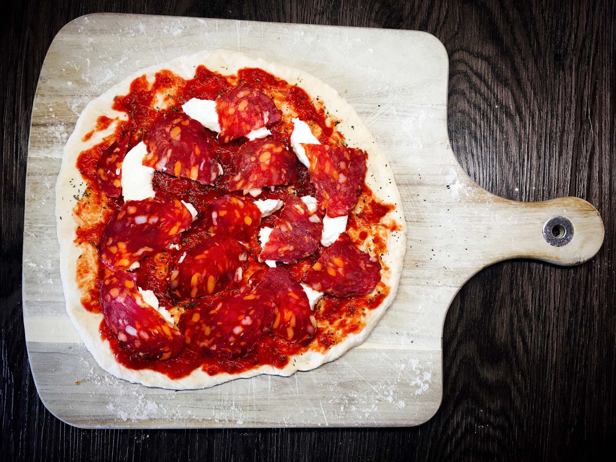 Pizza Salami Rezept mit Büffelmozzarella | Chilirezept.de
