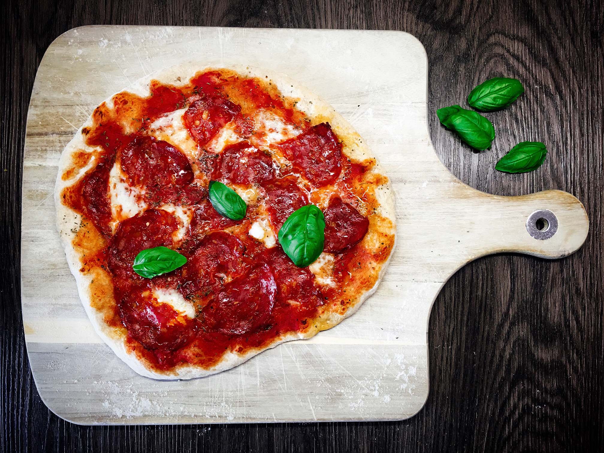 Pizza Salami Rezept mit Büffelmozzarella Chilirezept.de