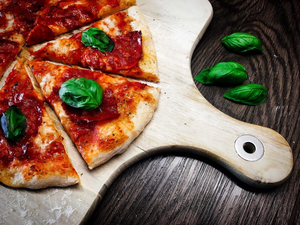 Pizza Salami mit Büffelmozzarella